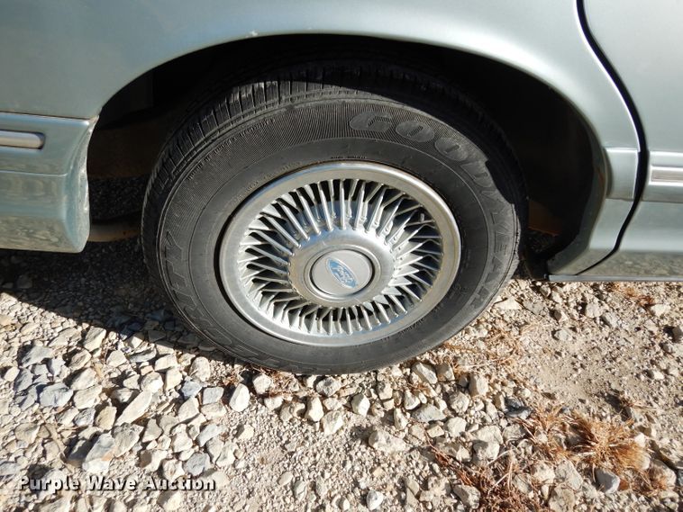 image for item DE4172 1995 Ford Crown Victoria