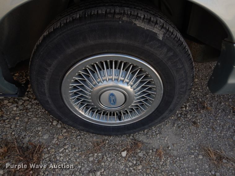 image for item DE4172 1995 Ford Crown Victoria