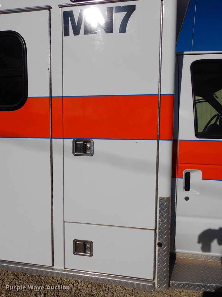 image for item DE4173 1999 Ford Econoline E450 Super Duty ambulance