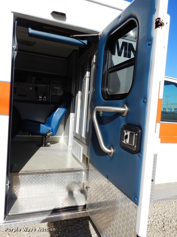 image for item DE4173 1999 Ford Econoline E450 Super Duty ambulance