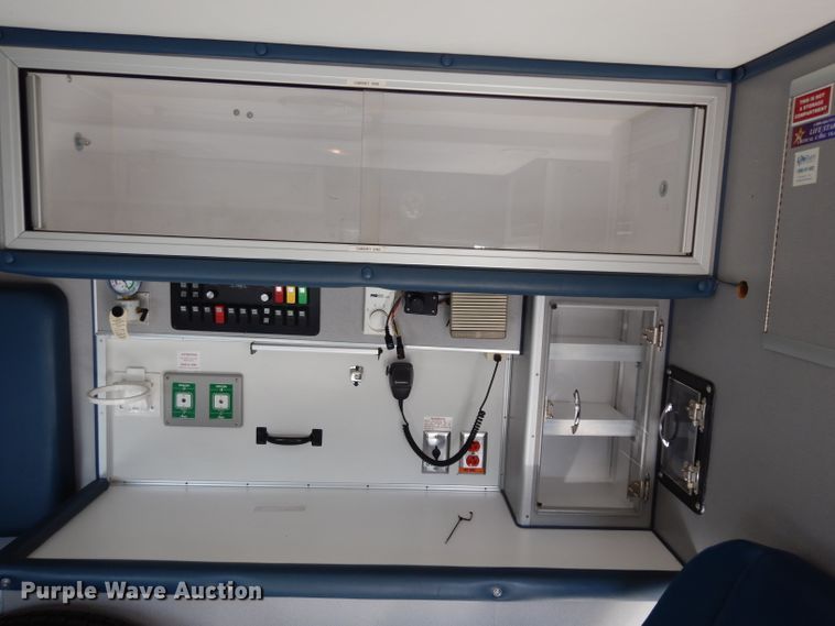 image for item DE4173 1999 Ford Econoline E450 Super Duty ambulance