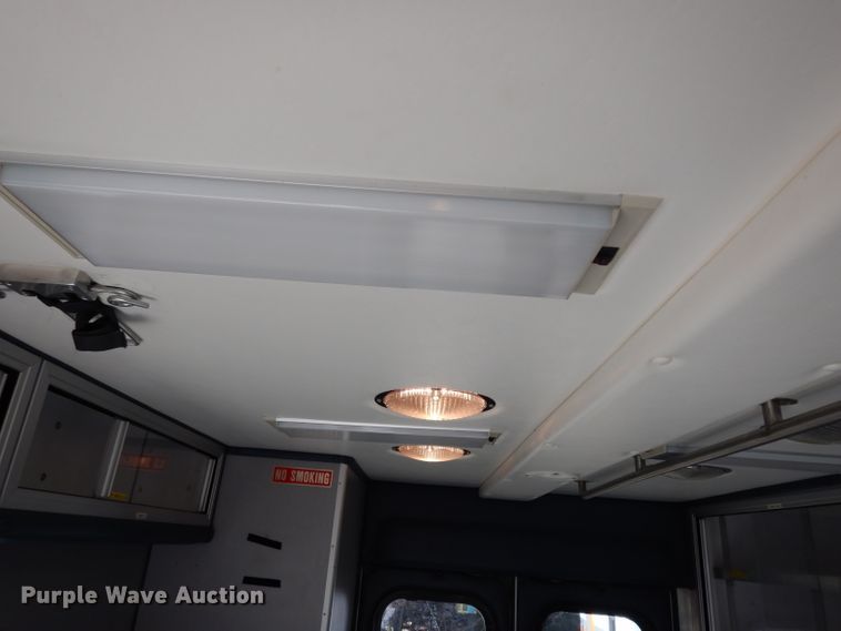 image for item DE4173 1999 Ford Econoline E450 Super Duty ambulance