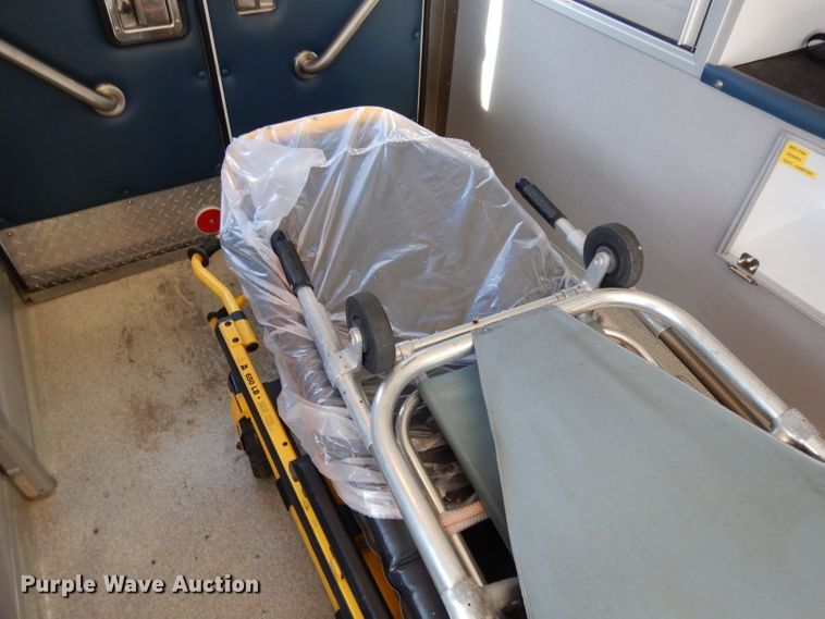 image for item DE4173 1999 Ford Econoline E450 Super Duty ambulance