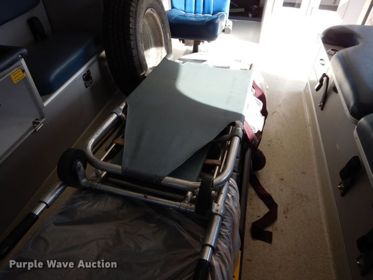 image for item DE4173 1999 Ford Econoline E450 Super Duty ambulance