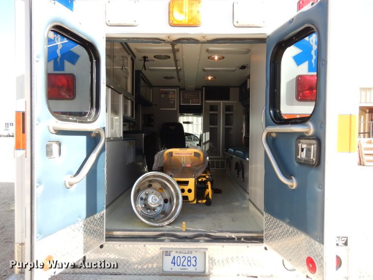 image for item DE4173 1999 Ford Econoline E450 Super Duty ambulance