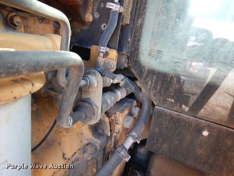 image for item DE4174 1997 New Holland 6640 tractor