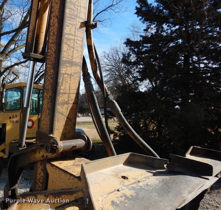 image for item DE4174 1997 New Holland 6640 tractor