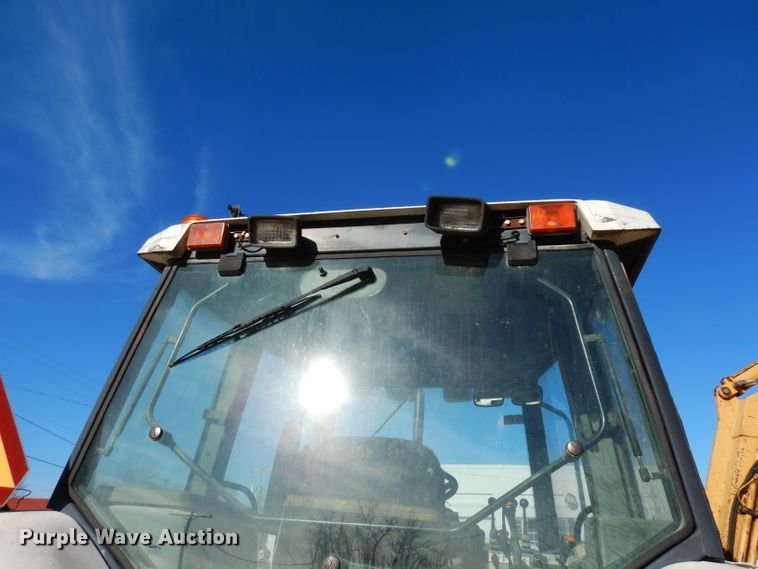 image for item DE4174 1997 New Holland 6640 tractor