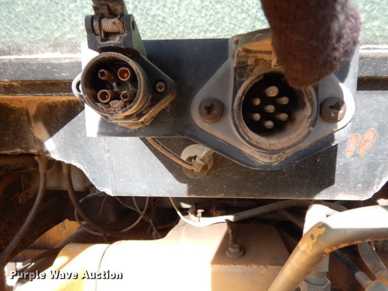 image for item DE4174 1997 New Holland 6640 tractor