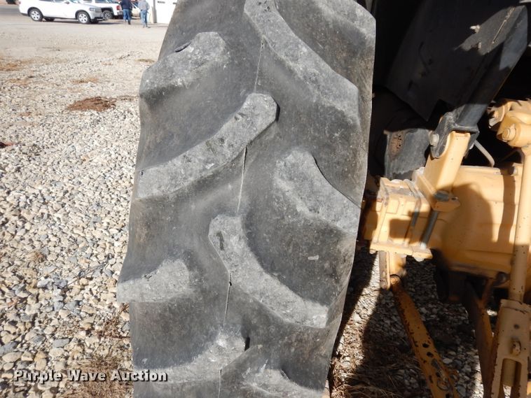 image for item DE4174 1997 New Holland 6640 tractor