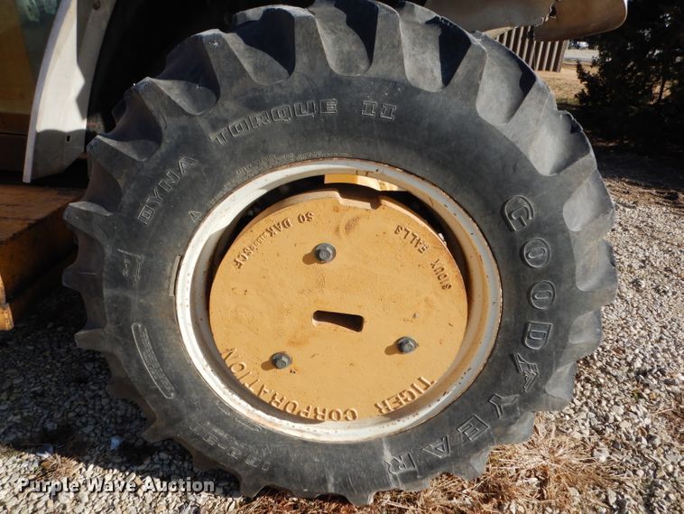 image for item DE4174 1997 New Holland 6640 tractor