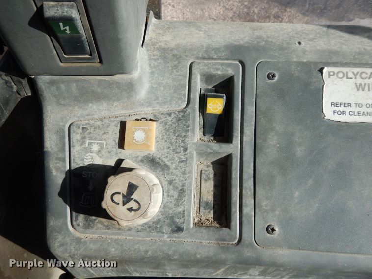 image for item DE4174 1997 New Holland 6640 tractor