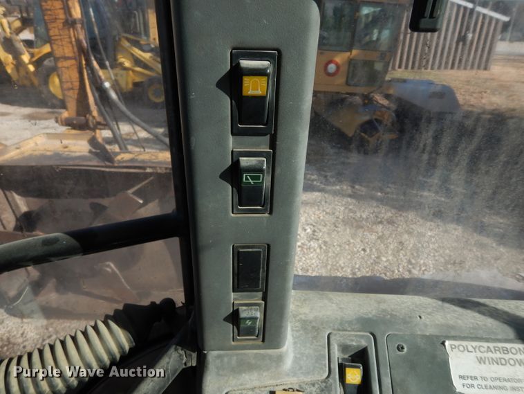 image for item DE4174 1997 New Holland 6640 tractor