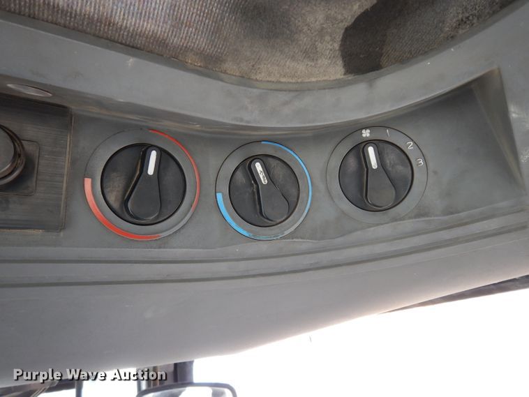 image for item DE4174 1997 New Holland 6640 tractor