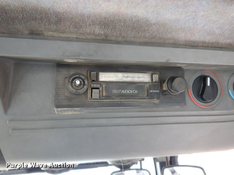 image for item DE4174 1997 New Holland 6640 tractor