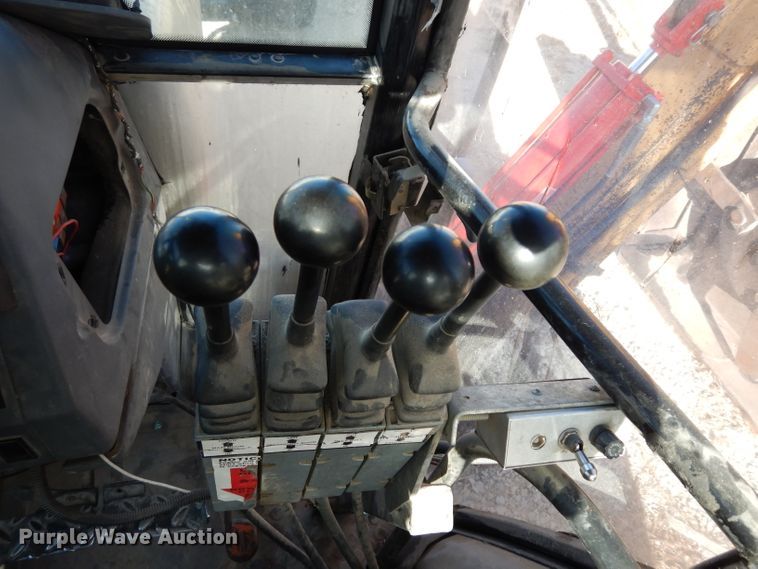 image for item DE4174 1997 New Holland 6640 tractor