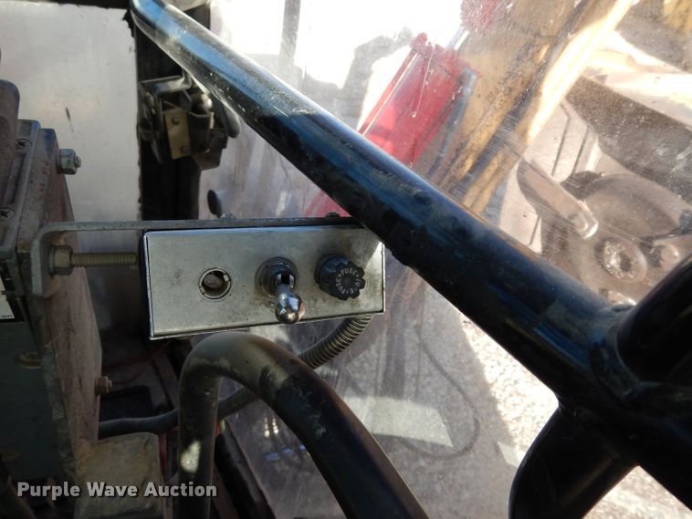 image for item DE4174 1997 New Holland 6640 tractor