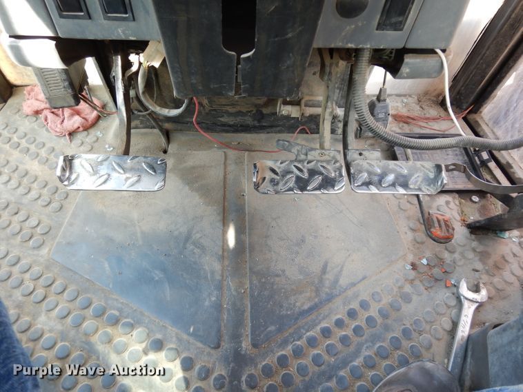 image for item DE4174 1997 New Holland 6640 tractor