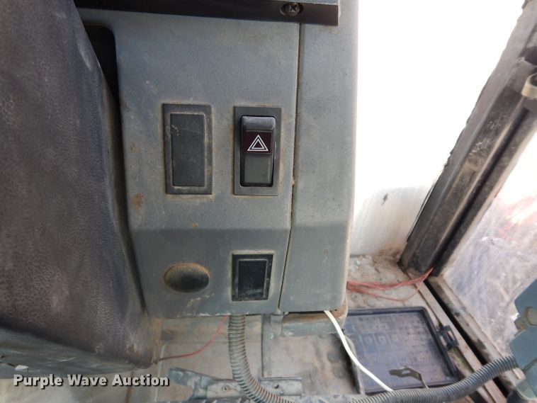 image for item DE4174 1997 New Holland 6640 tractor