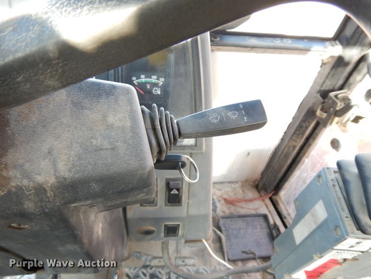 image for item DE4174 1997 New Holland 6640 tractor