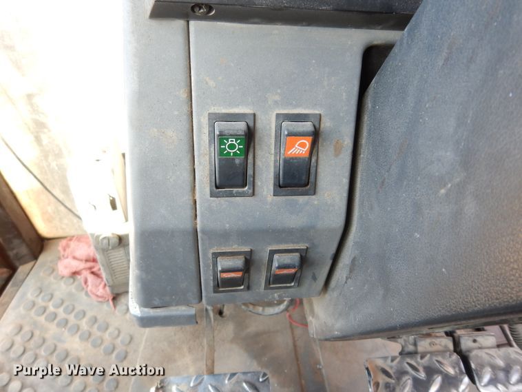 image for item DE4174 1997 New Holland 6640 tractor