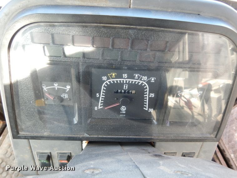 image for item DE4174 1997 New Holland 6640 tractor