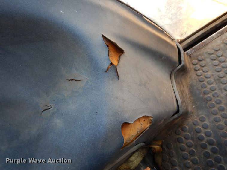 image for item DE4174 1997 New Holland 6640 tractor