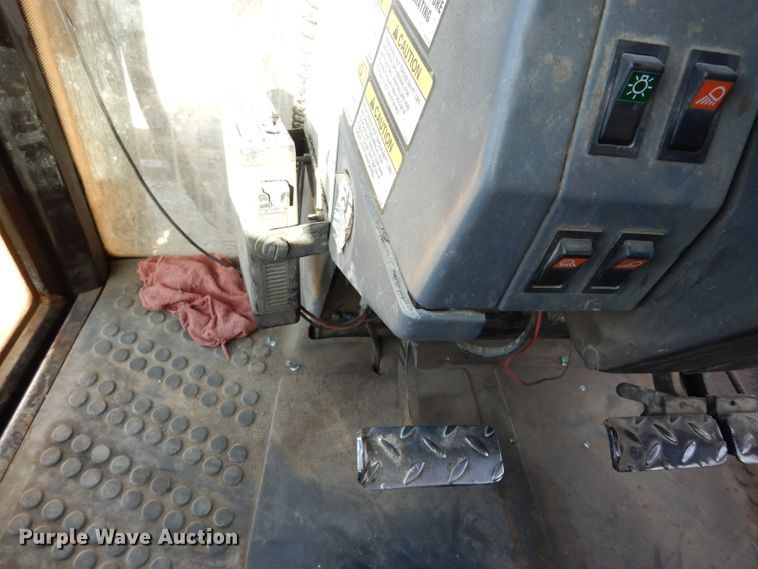 image for item DE4174 1997 New Holland 6640 tractor