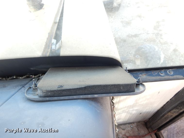 image for item DE4174 1997 New Holland 6640 tractor