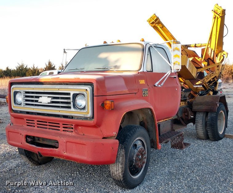 image for item DE6867 1977 Chevrolet C60 truck with Vermeer tree spade