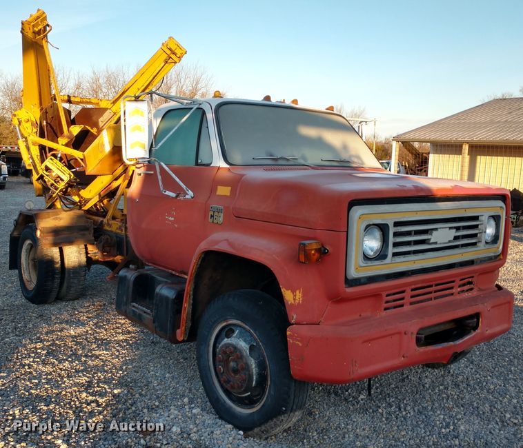 image for item DE6867 1977 Chevrolet C60 truck with Vermeer tree spade