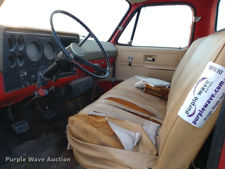 image for item DE6867 1977 Chevrolet C60 truck with Vermeer tree spade