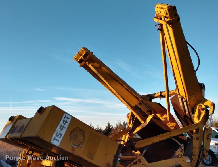 image for item DE6867 1977 Chevrolet C60 truck with Vermeer tree spade