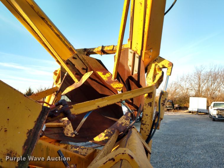 image for item DE6867 1977 Chevrolet C60 truck with Vermeer tree spade