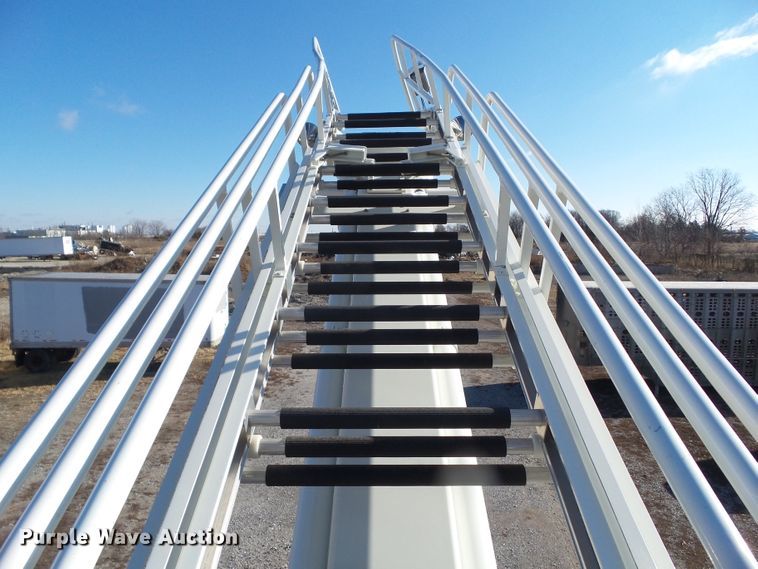 image for item DF0822 1999 Pierce ladder fire truck