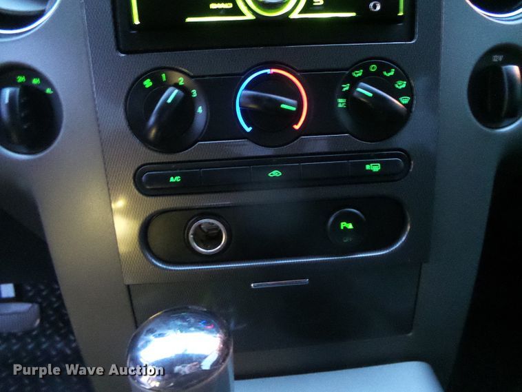 image for item DG0401 2004 Ford F150 SuperCrew pickup truck