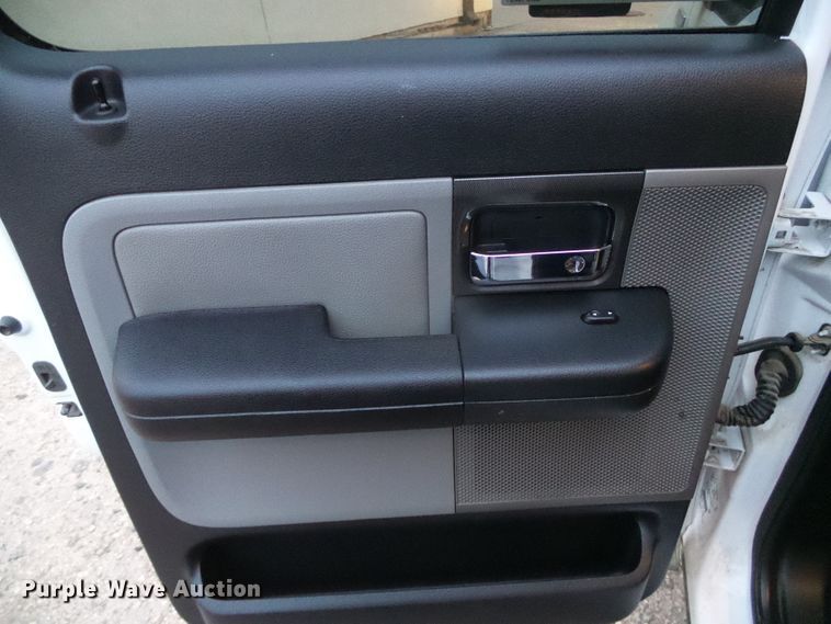 image for item DG0401 2004 Ford F150 SuperCrew pickup truck