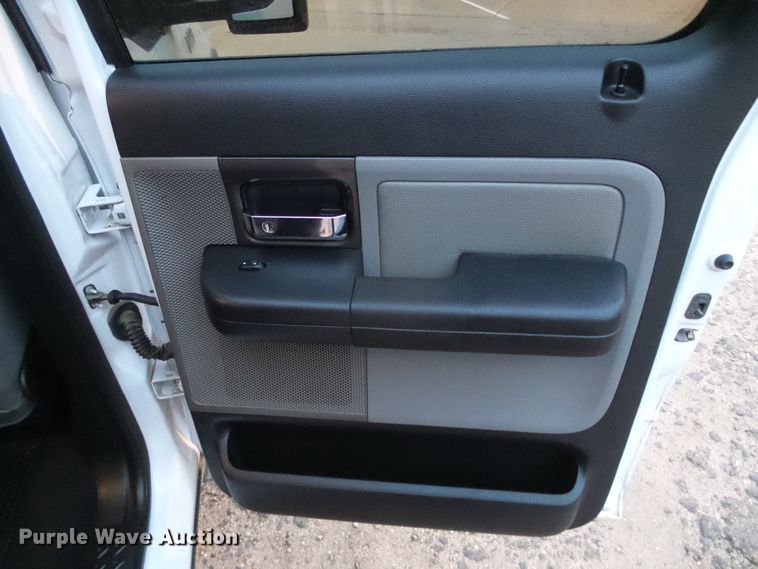 image for item DG0401 2004 Ford F150 SuperCrew pickup truck