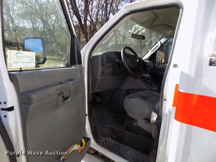 image for item DG2477 2003 Ford E450 Super Duty ambulance