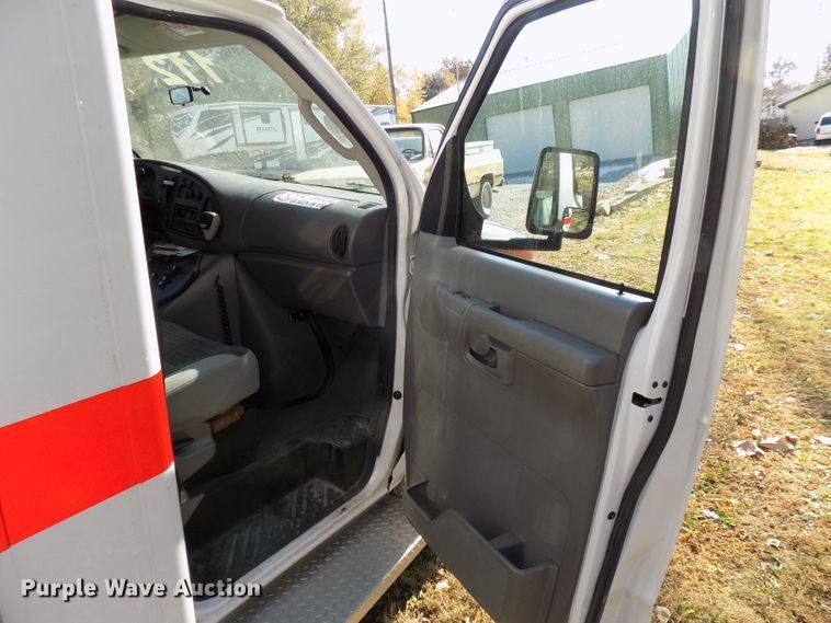 image for item DG2477 2003 Ford E450 Super Duty ambulance