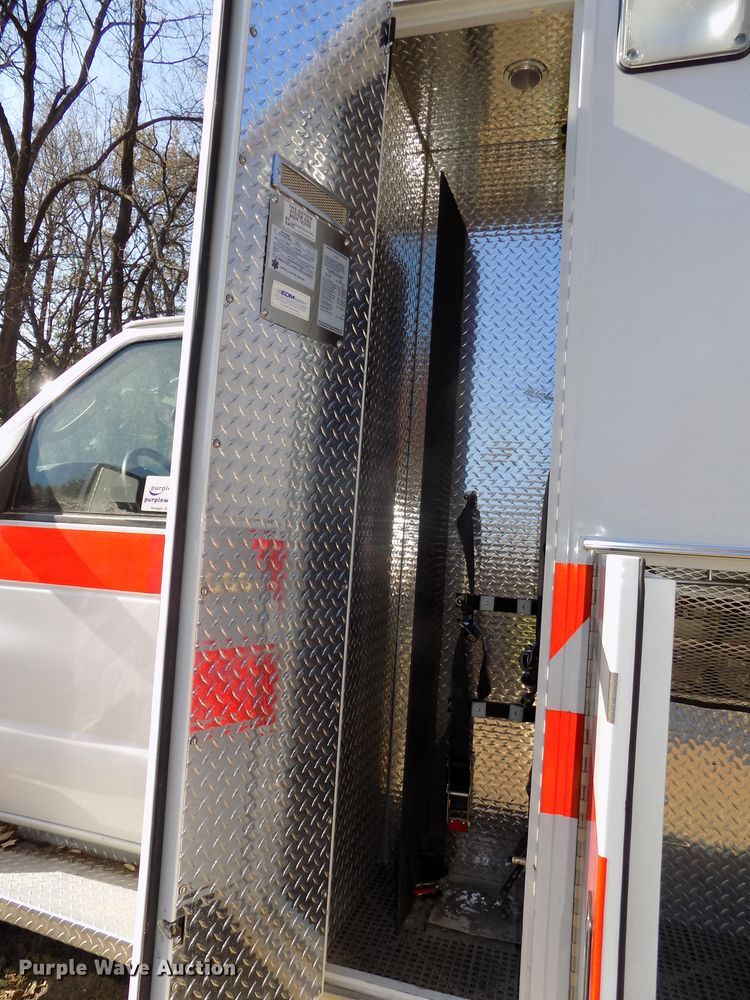 image for item DG2477 2003 Ford E450 Super Duty ambulance