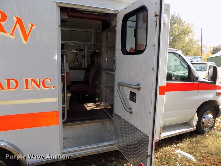 image for item DG2477 2003 Ford E450 Super Duty ambulance
