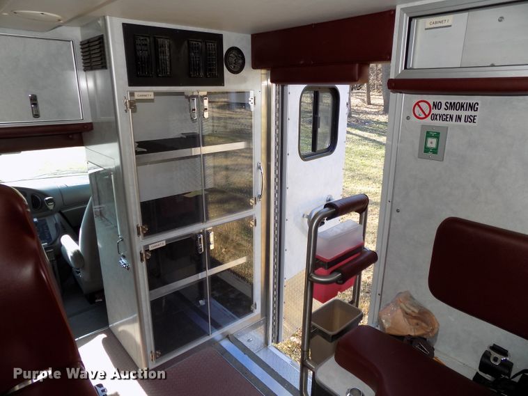 image for item DG2477 2003 Ford E450 Super Duty ambulance