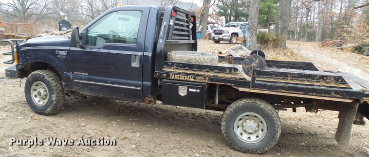 image for item DG5531 2000 Ford F350 Super Duty XLT bale bed pickup truck