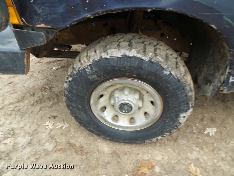 image for item DG5531 2000 Ford F350 Super Duty XLT bale bed pickup truck