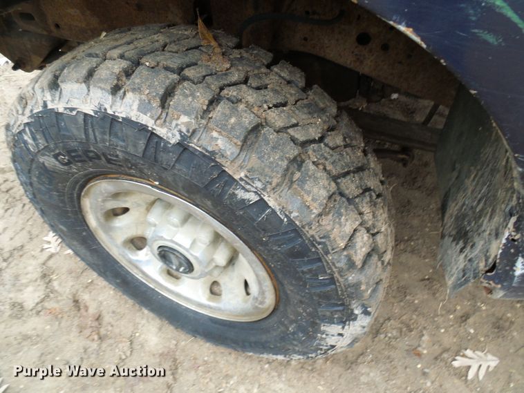 image for item DG5531 2000 Ford F350 Super Duty XLT bale bed pickup truck