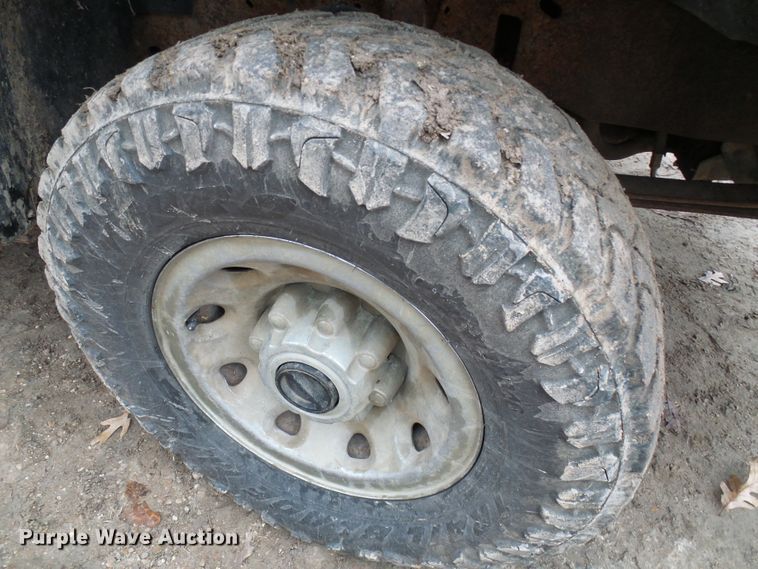 image for item DG5531 2000 Ford F350 Super Duty XLT bale bed pickup truck