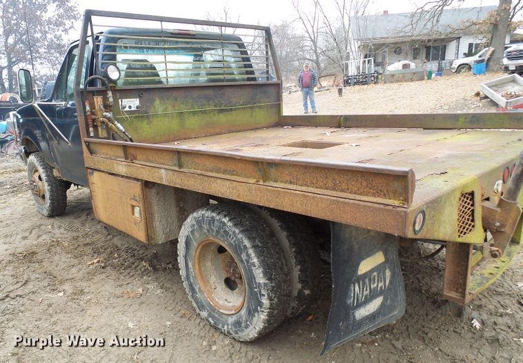image for item DG5532 1995 Ford F350 XLT flatbed pickup truck
