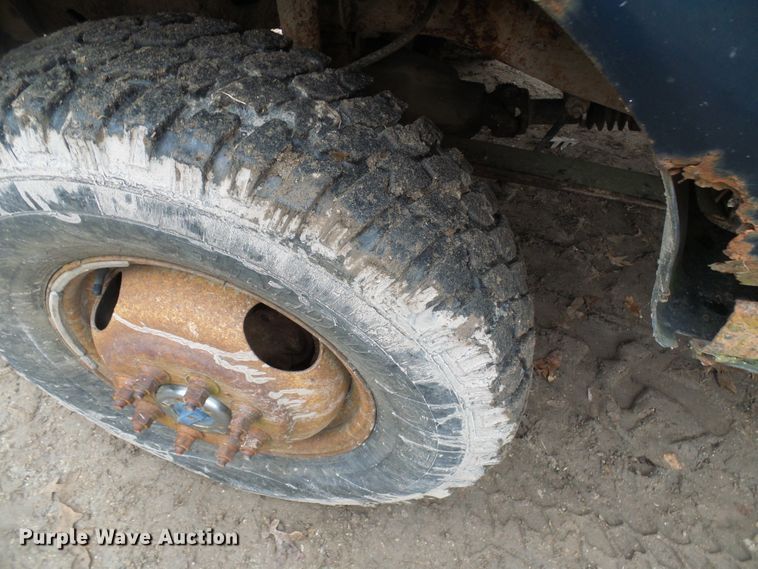 image for item DG5532 1995 Ford F350 XLT flatbed pickup truck