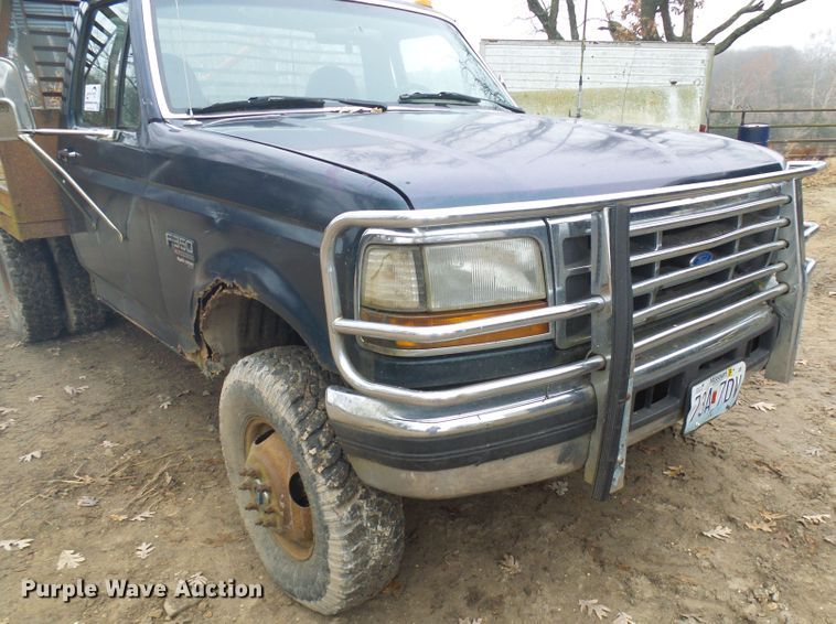 image for item DG5532 1995 Ford F350 XLT flatbed pickup truck